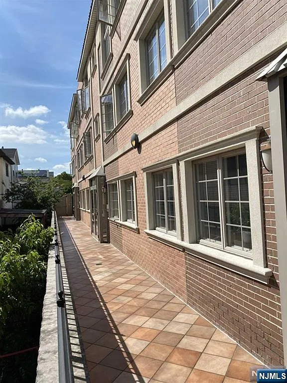 1 bed, 1.0 bath, $2,300 — Photo 2