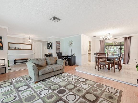 5th image of 3050 Laurel Dr