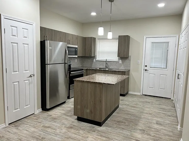 5202 N Hiawatha Dr — Photo 5