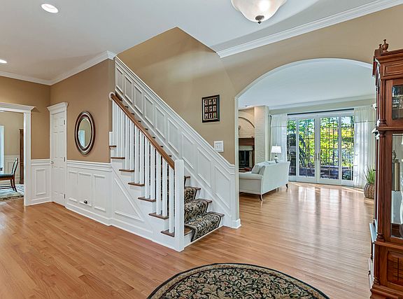 3rd image of 810 Stratford Ct