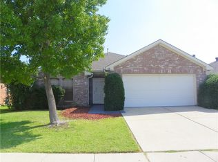 616 Crystal Brook Dr, Saginaw, TX 76179