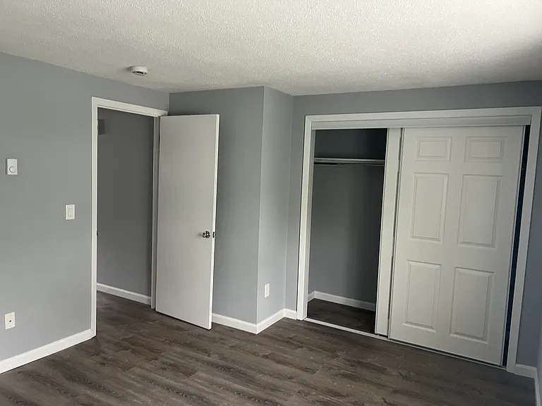 Holly Brook Apartments — Photo 15