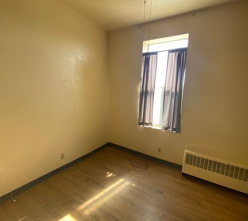 2nd image of 622 Victorian Ave #6167330