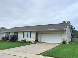 4 Melrose Ln, Grinnell, IA 50112