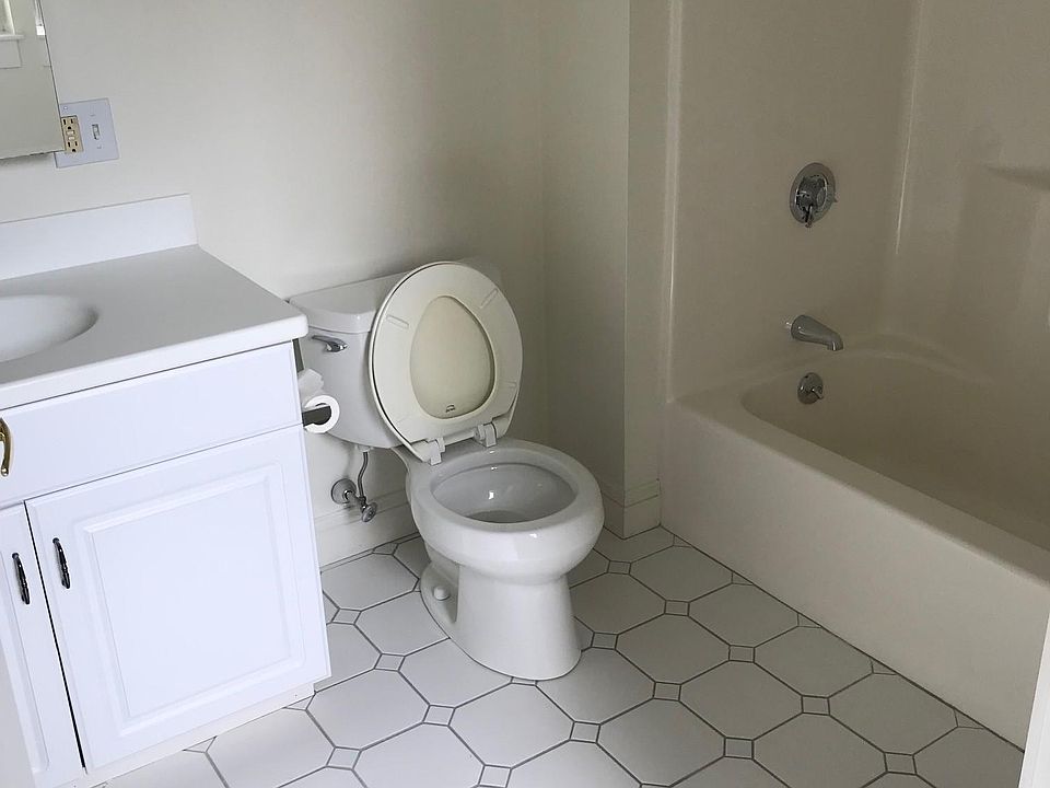 1st image of 8 Lincoln St APT 201