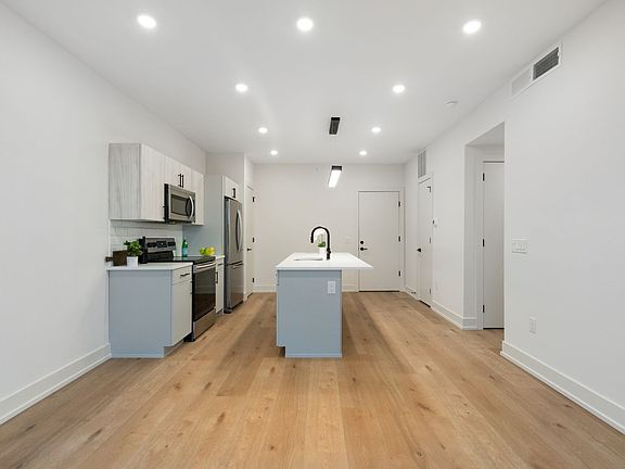 4th image of 1331 S Juniper St #404