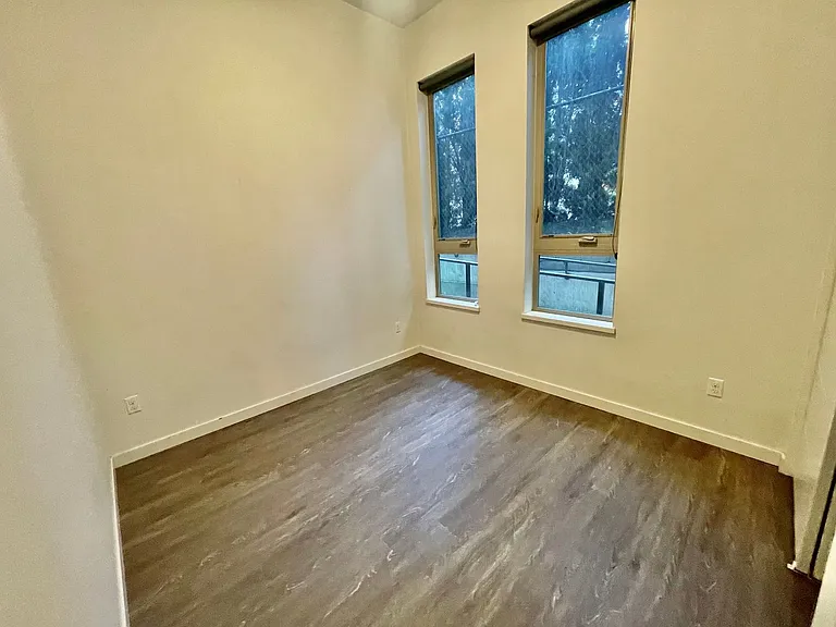 1525 N Webster St — Photo 10