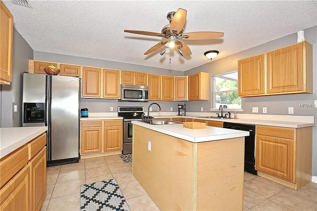 5 bed, 3.5 bath, 3009 sqft, $700 — Photo 2