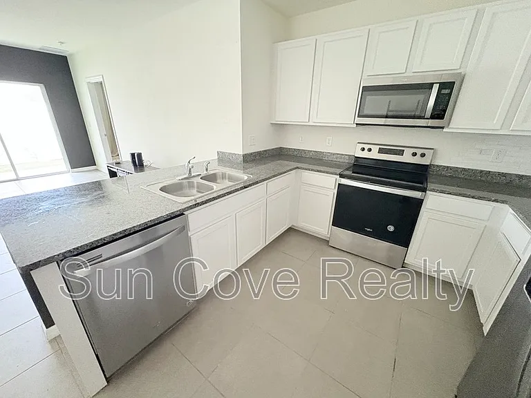 3180 Suncoast Plains Dr — Photo 2