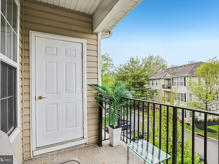 121 Kyle Way — Photo 32
