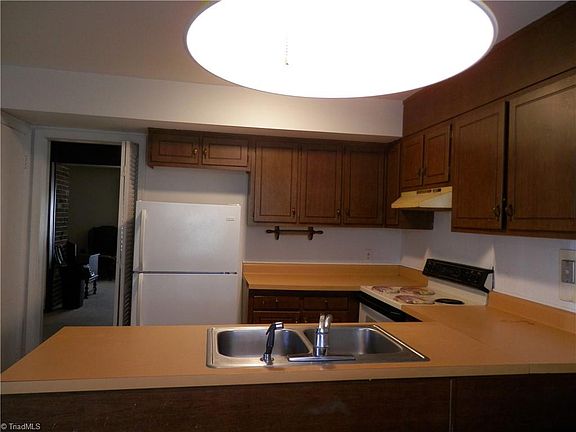 4th image of 209 E Montcastle Dr Unit F