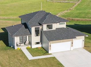 900 Lakeview Dr, Pella, IA 50219