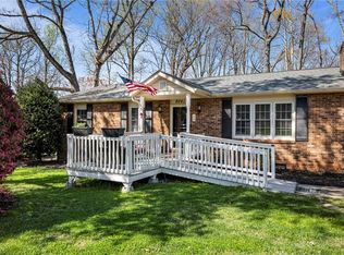 9041 Foxlair Dr, Kernersville, NC 27284