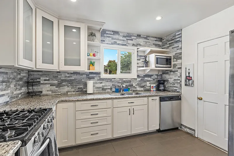 3 bed, 1.0 bath, $5,825 — Photo 4
