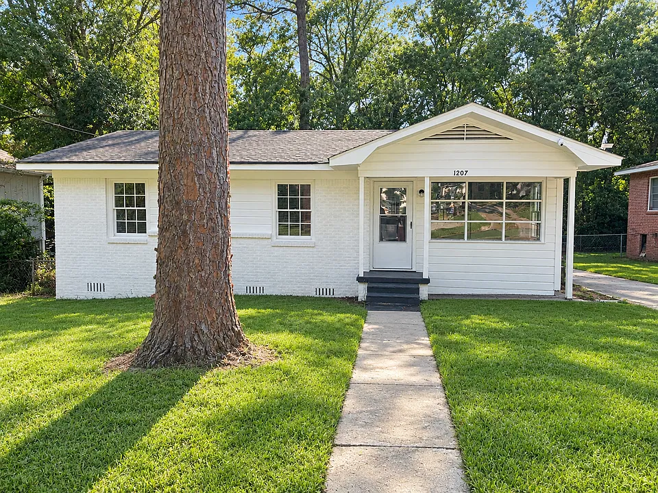 1207 Oak Lane Cir W