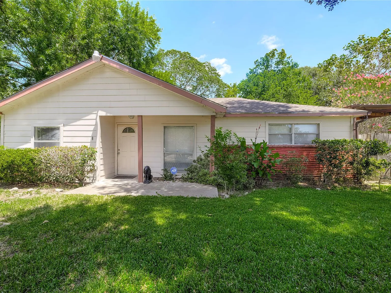 3 bed, 1.0 bath, 1252 sqft, $1,800 — Photo 1