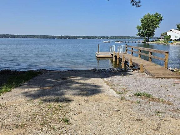 5th image of 128 Edgewater Dr