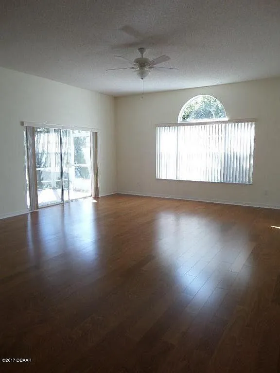 3 bed, 2201 sqft, $2,475 — Photo 2
