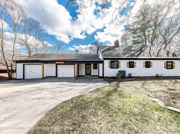 6424 Lake Dr, Haslett, MI 48840