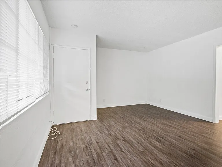 Westminster Apartments — Photo 21