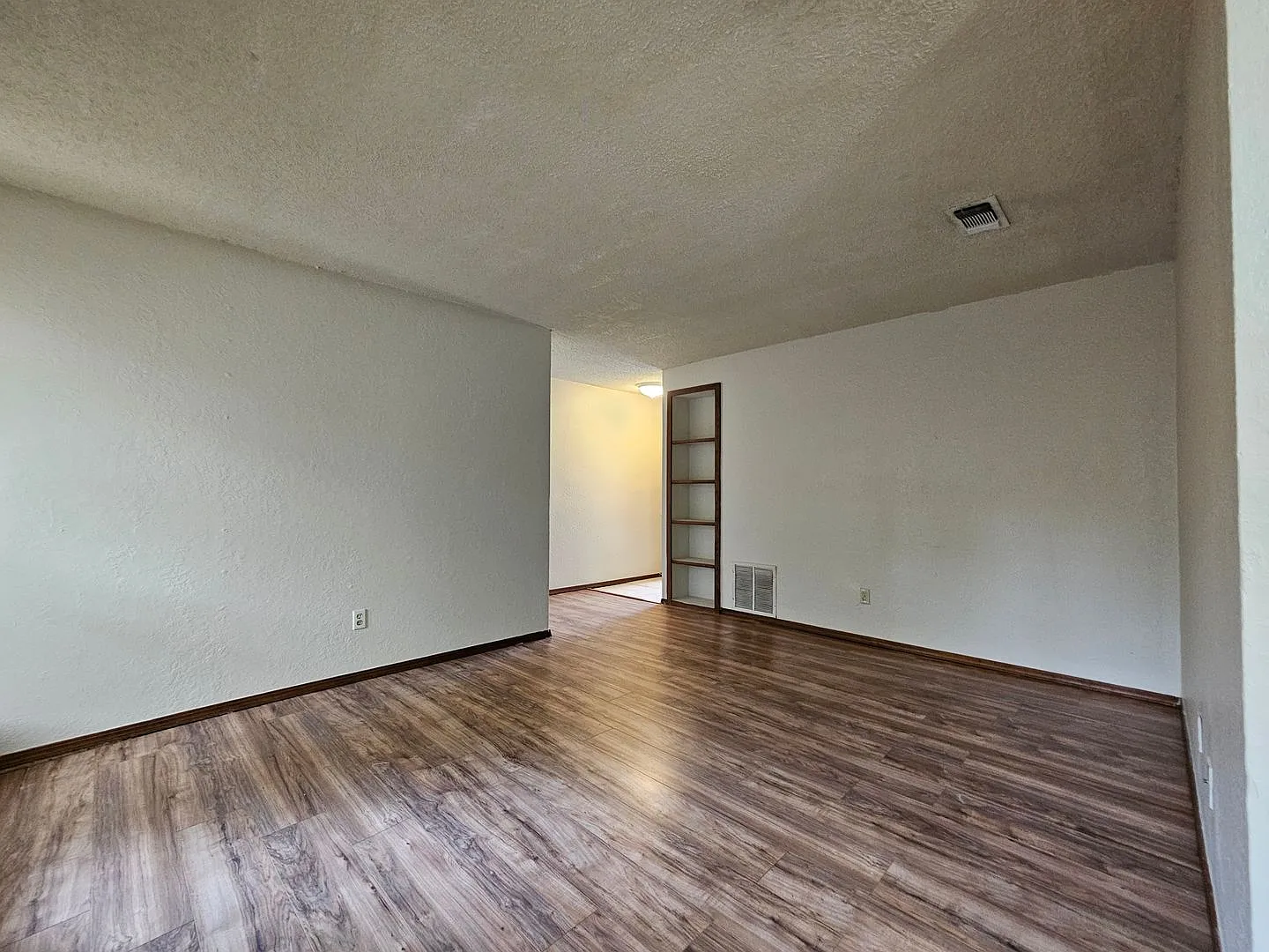 (3) Bed/(2) Bath in West Norman Avail NOW! — Photo 2