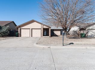 325 Chickasaw Ln, Yukon, OK 73099