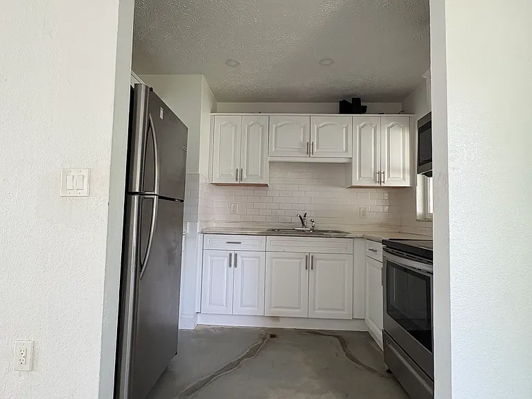 6501 Sawyer Ct — Photo 9
