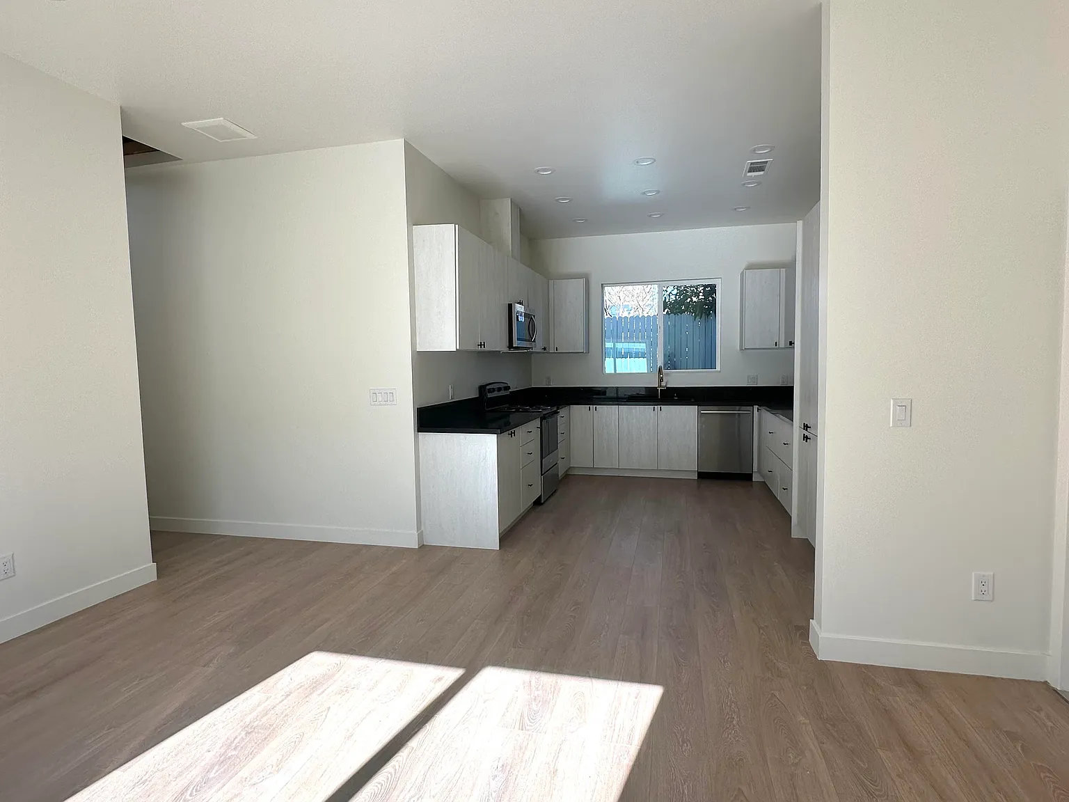 3 bed, 1200 sqft, $4,000 — Photo 4