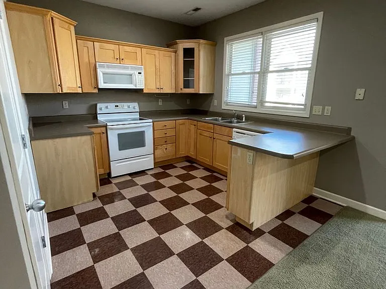 2100 Cherry Hill Dr — Photo 10