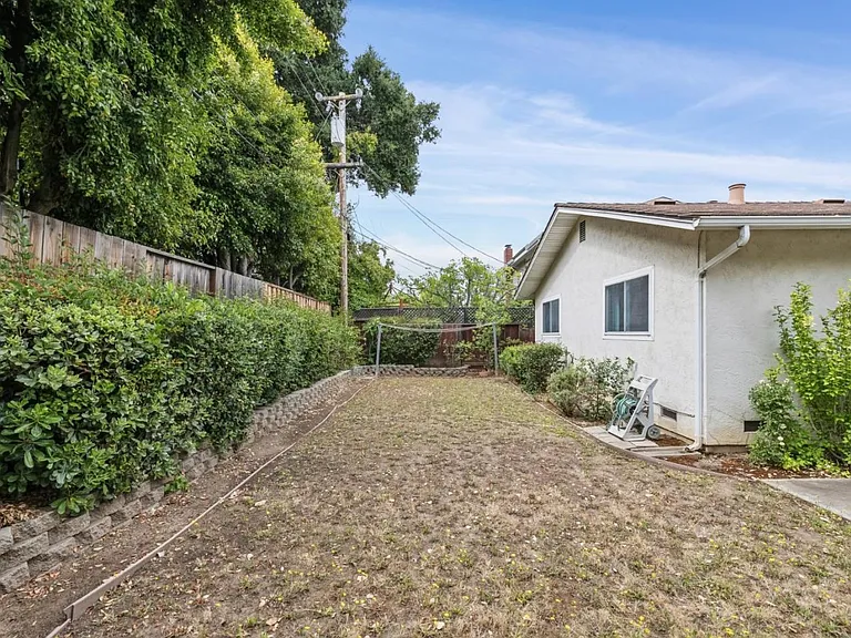 1563 Heron Ave — Photo 18