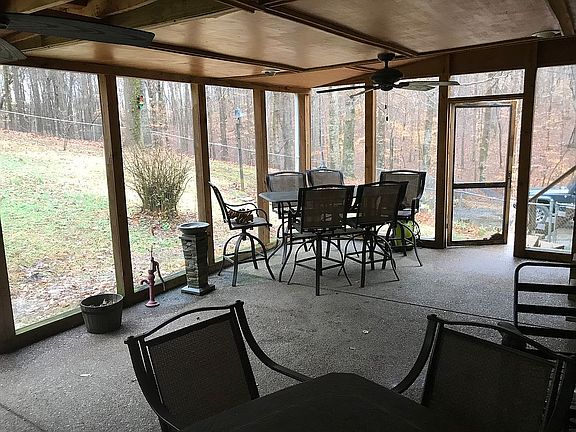 Nice screened in back porch