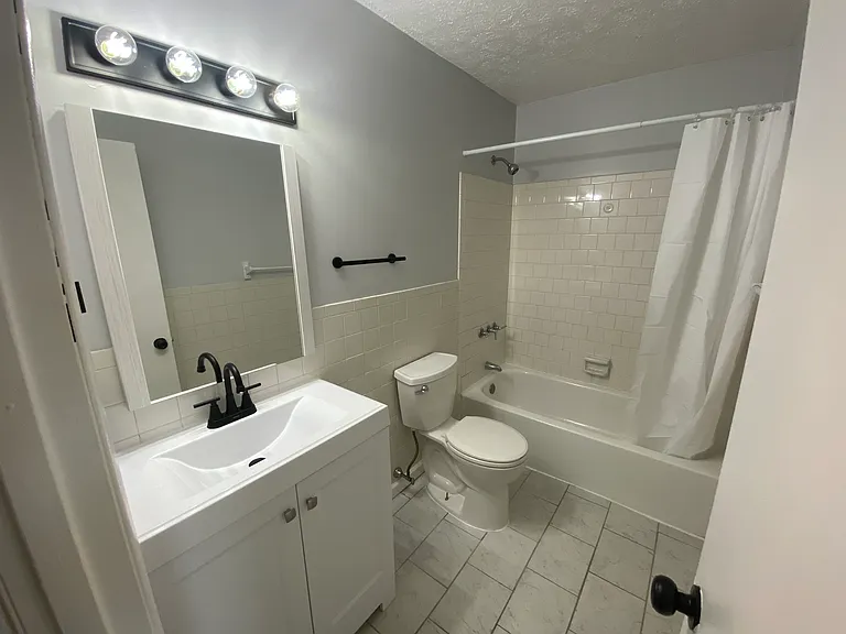 518 Burlington Ct — Photo 9