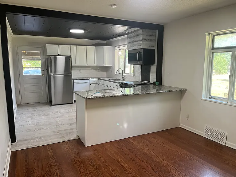 7146 Parallel Pkwy — Photo 3
