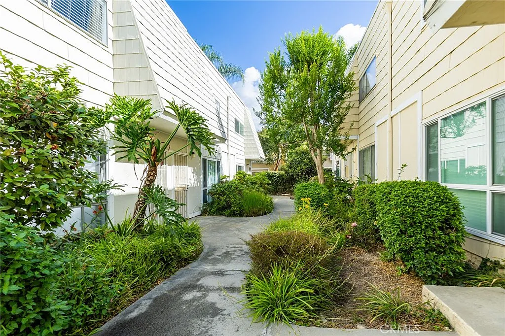 2 bed, 1.5 bath, 1012 sqft, $2,875 — Photo 2