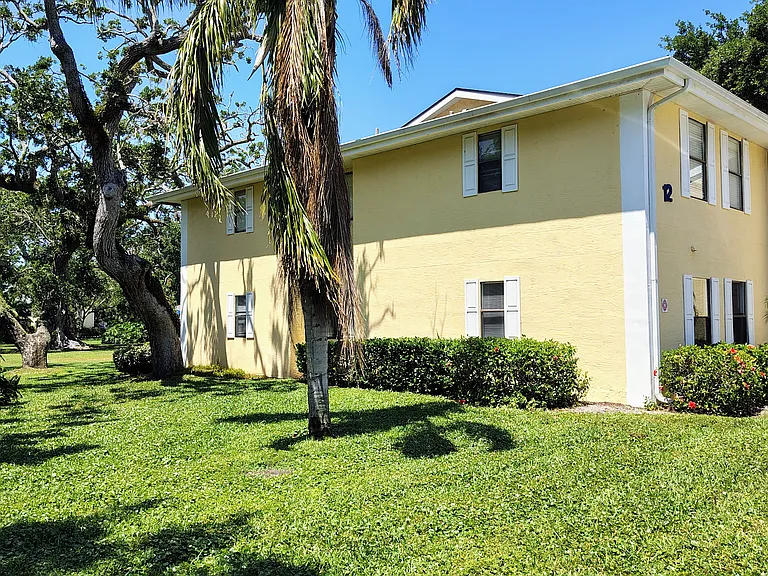 side view of end unit - first floor