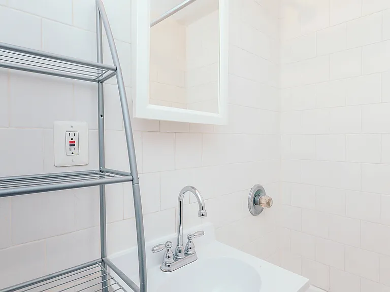 765 Macdonough St #1 — Photo 4