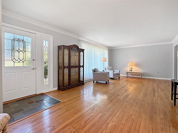 5th image of 146 Griffin Ave
