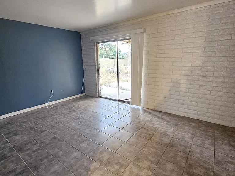 1820 W Wickieup Ln — Photo 8