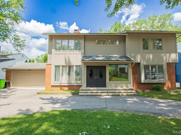 2110 Langham Dr, West Bloomfield, MI 48323