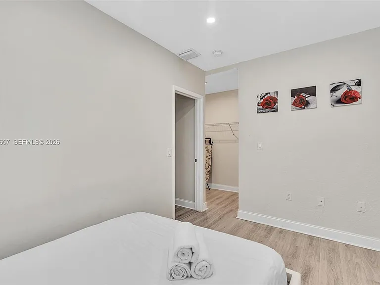 10004 E Bay Harbor Dr #5 — Photo 2