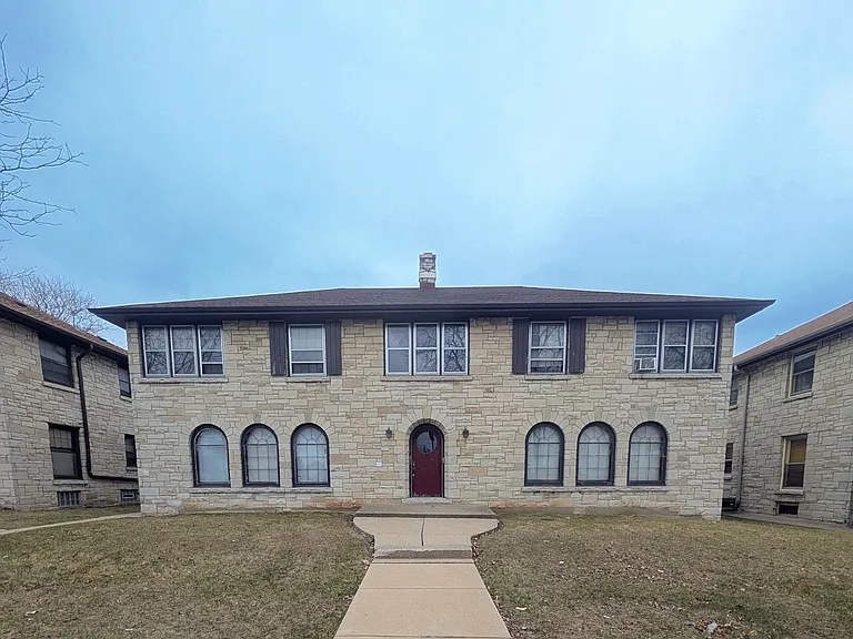 2915 W Capitol Dr #2 — Photo 1