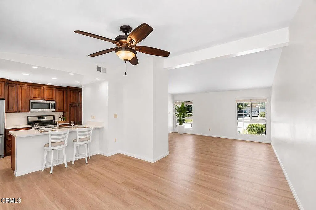 3 bed, 2.0 bath, 1299 sqft, $4,700 — Photo 4