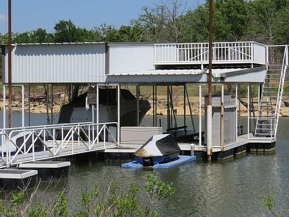 Deep water. No steps to ramp