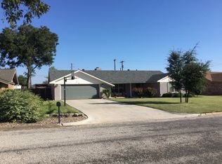 910 W Edwards St, Olney, TX 76374
