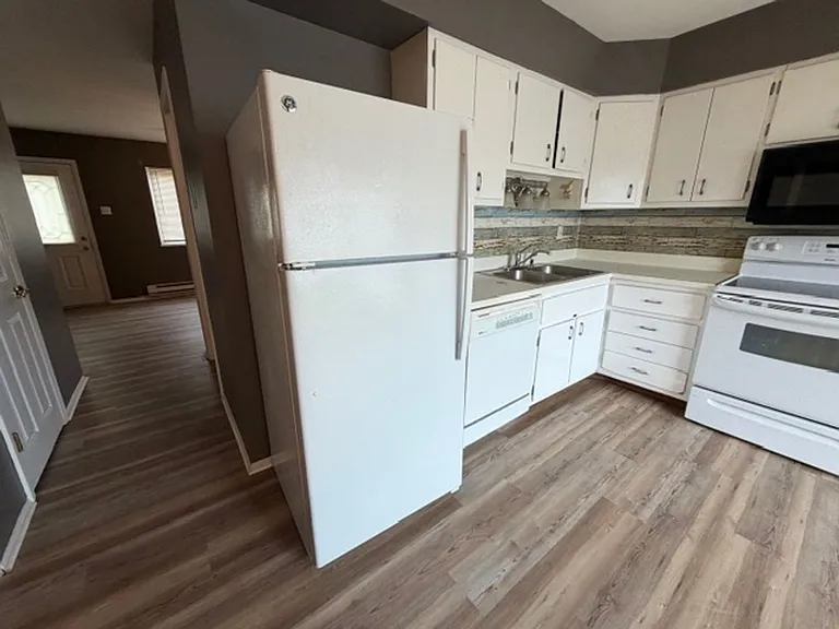7489 Hazelcrest Dr — Photo 5
