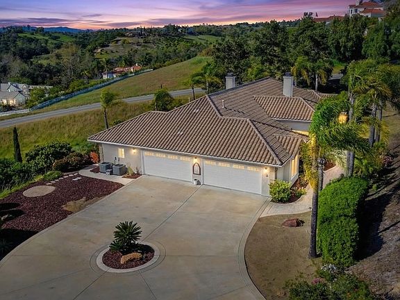 3rd image of 4417 Fallsbrae Rd