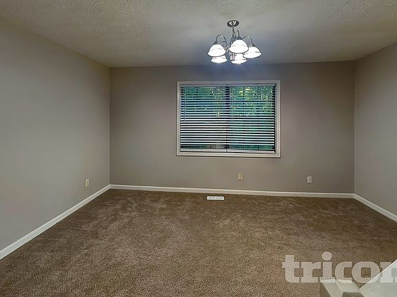 4th image of 1147 Reading Dr NW