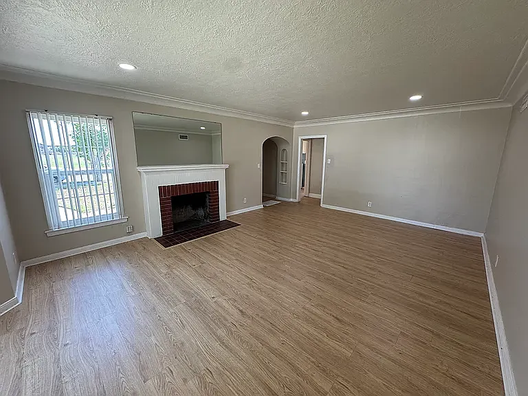 337 E Weldon Ave — Photo 9