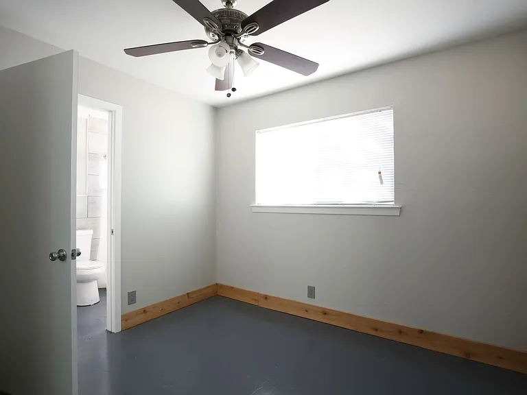 804 N Locust St — Photo 17