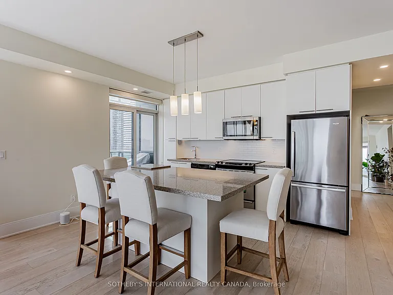 70 Roehampton Ave #2014 — Photo 16